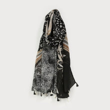 Load image into Gallery viewer, Black/White print Scarf / 6196
